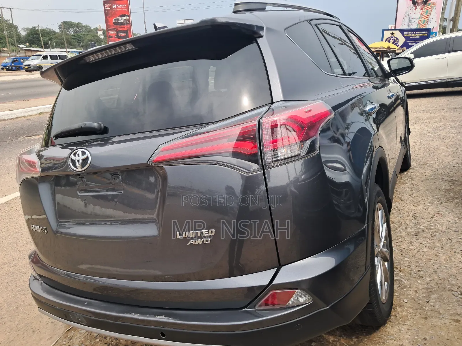 Toyota RAV4 XLE 4dr SUV (2.5L 4cyl 6A) 2018 Gray
