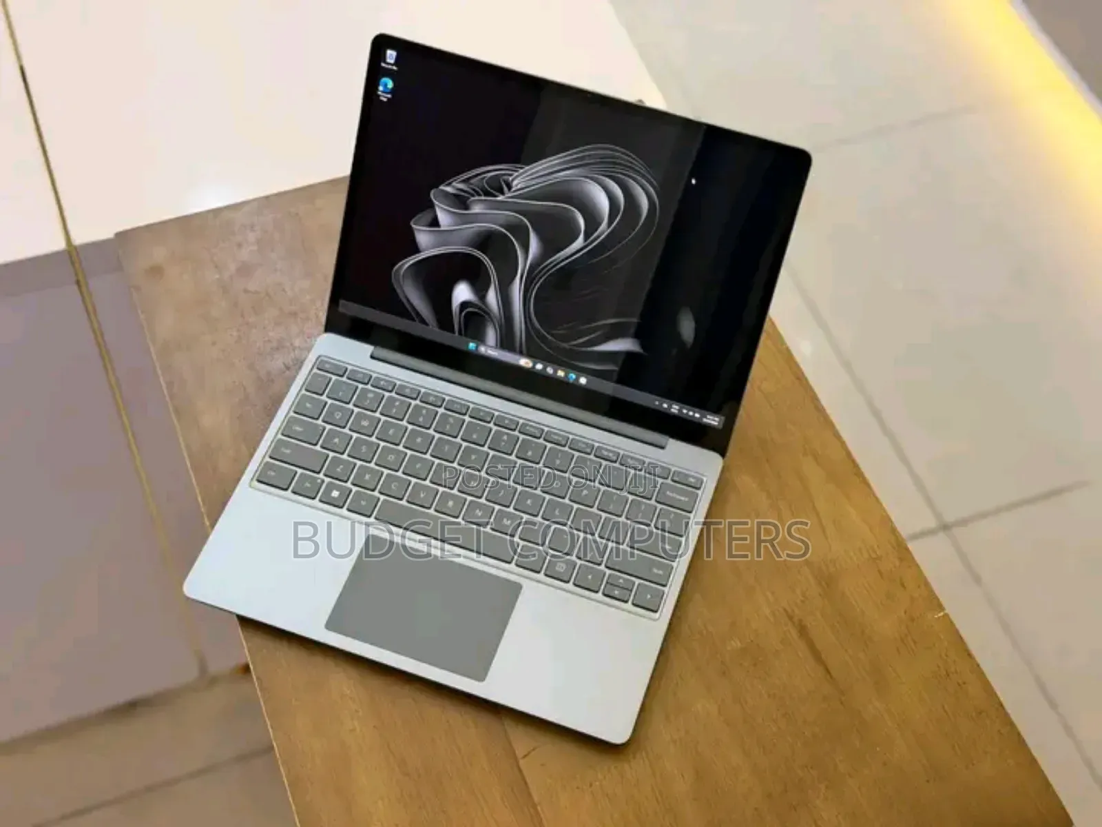 New Laptop Microsoft Surface Laptop 8GB Intel Core i5 SSD 256GB
