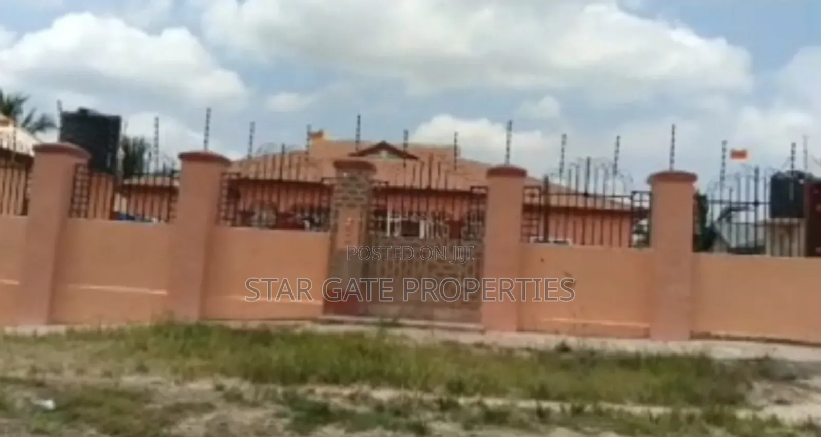 6bdrm House in Aputuogya, Kumasi Metropolitan for sale