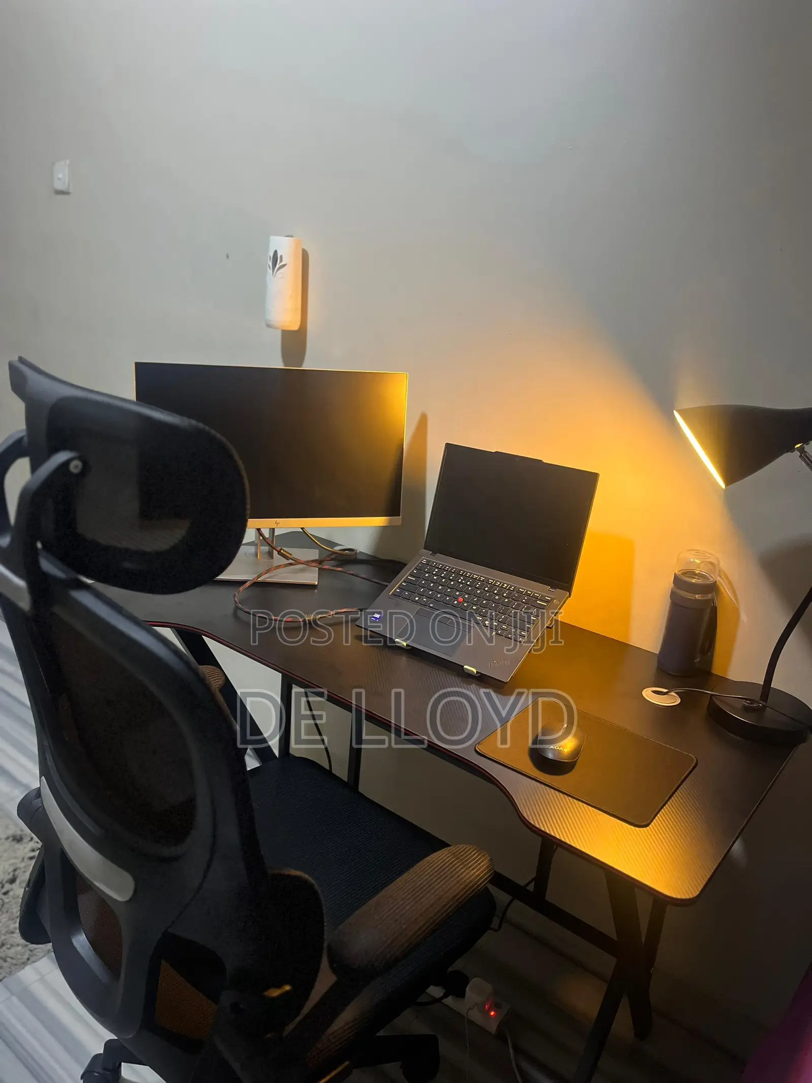 140 Cmtable and Office Chair