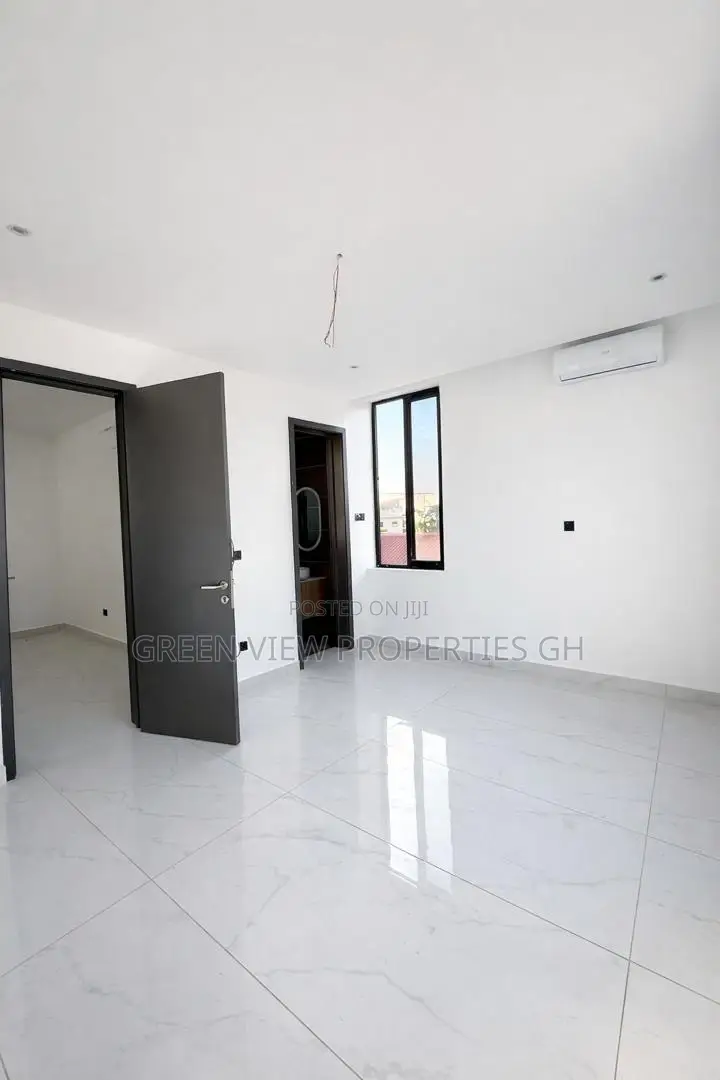 6bdrm Duplex in East Legon for sale