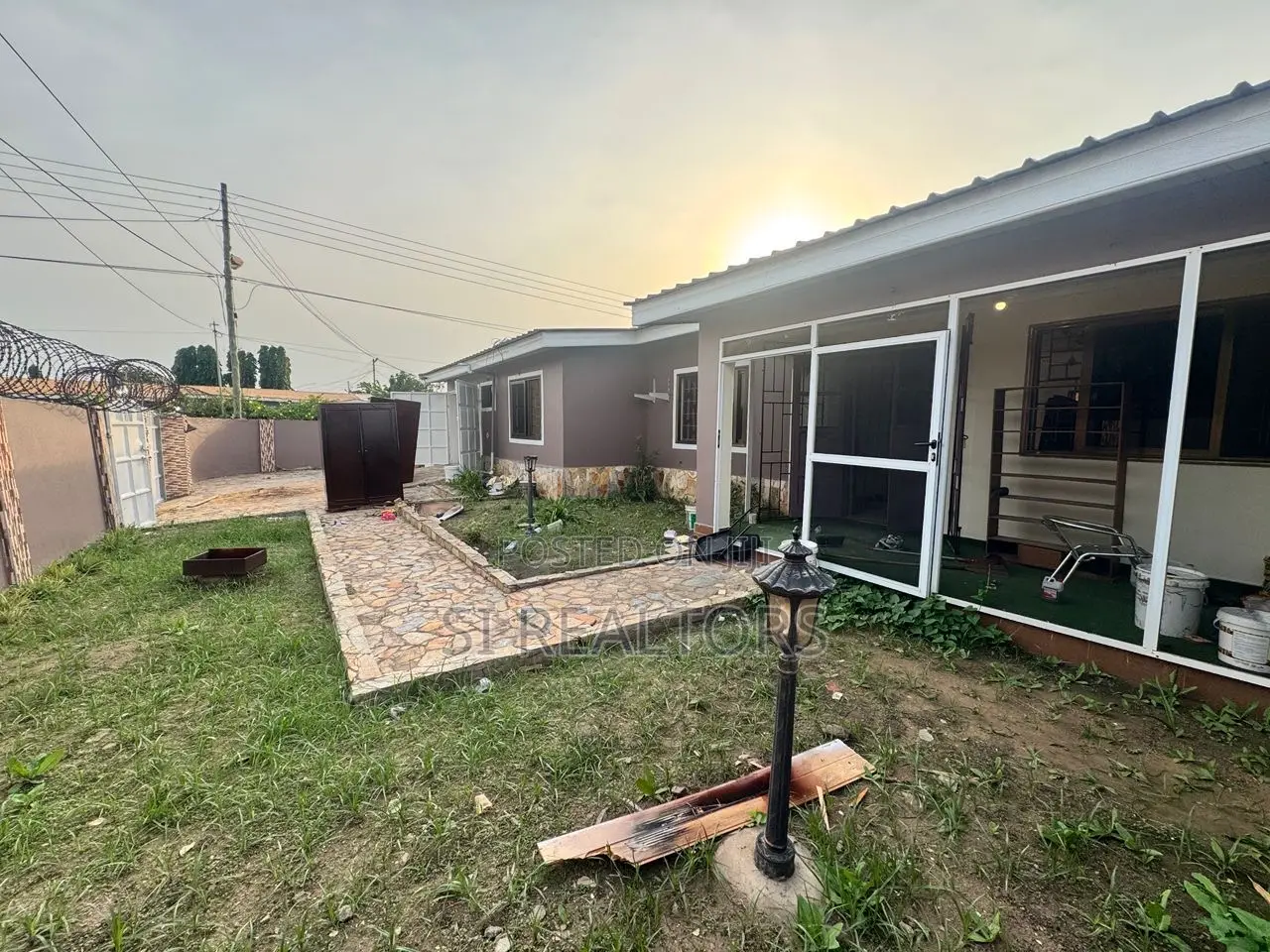 4bdrm Bungalow in Regimanuel Gray, Sakumono for rent