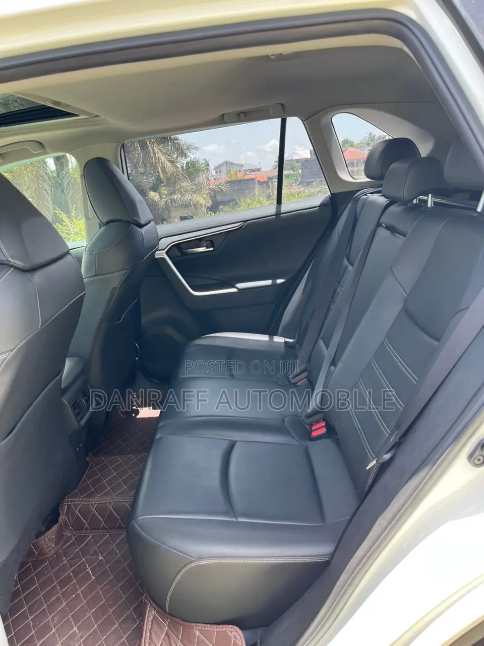 Toyota RAV4 XLE 2021 White