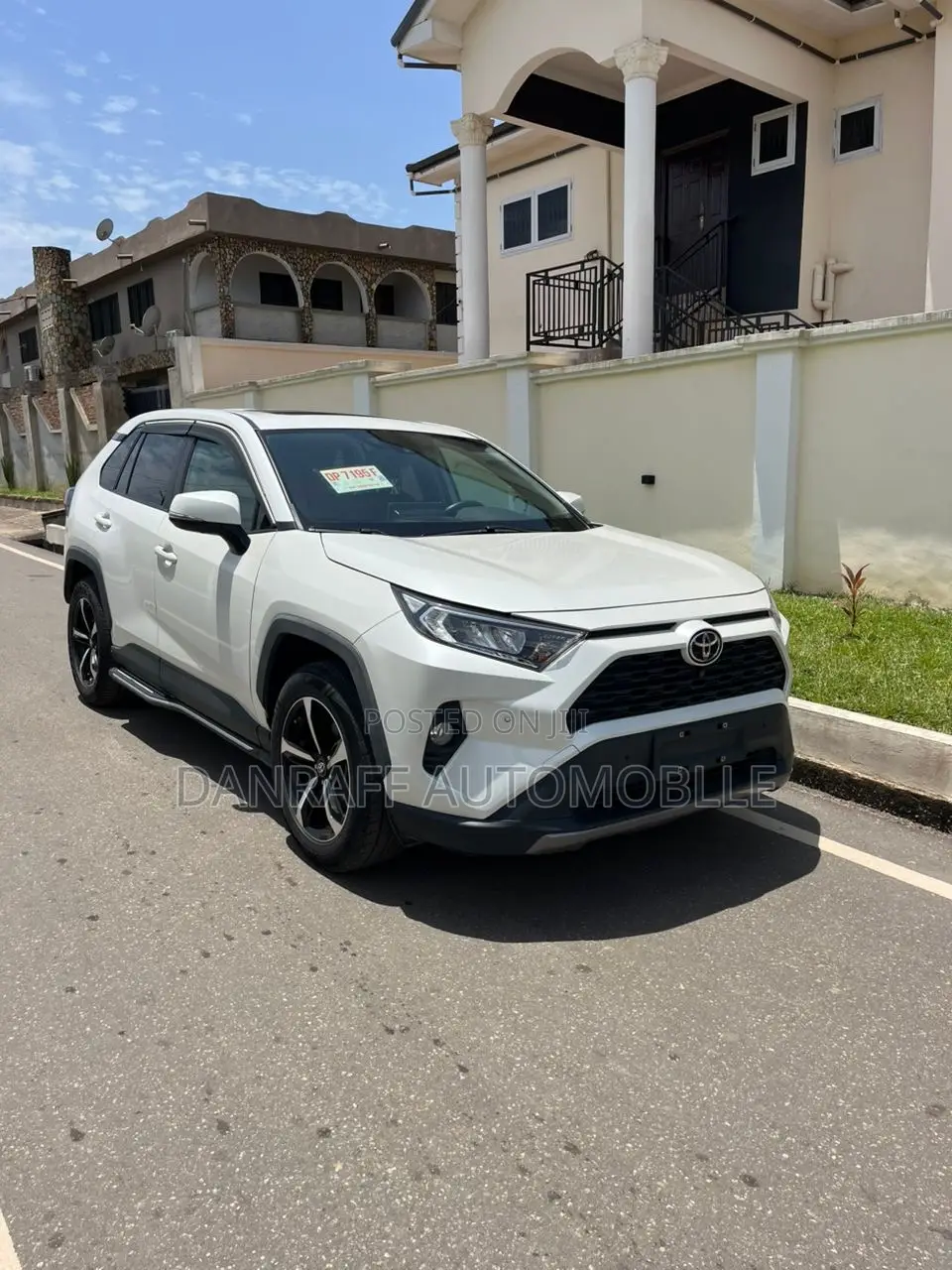 Toyota RAV4 XLE 2021 White