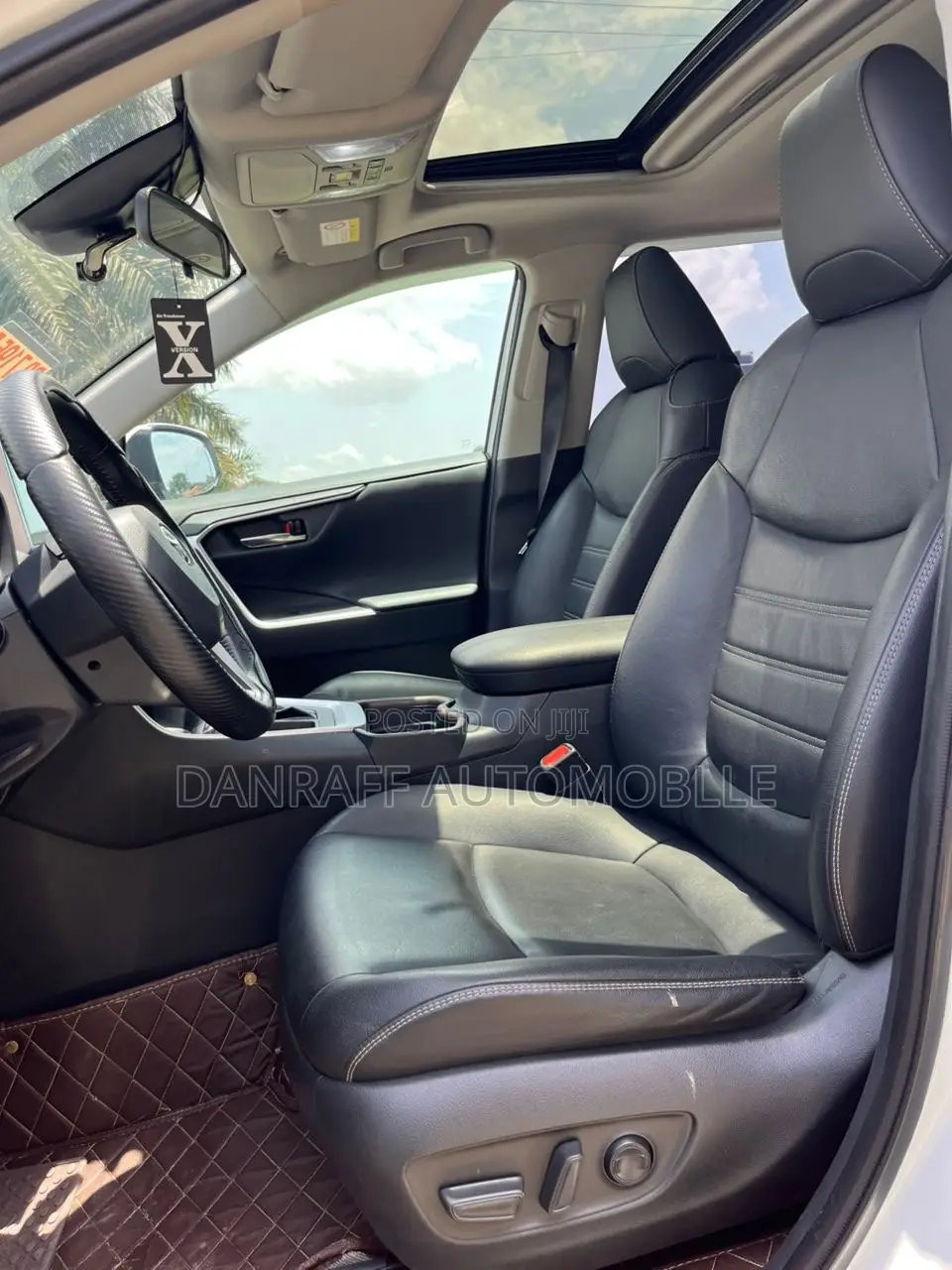 Toyota RAV4 XLE 2021 White