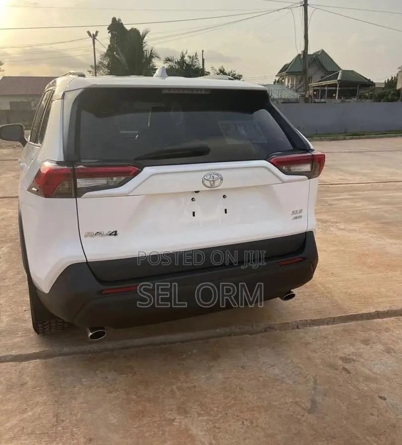 Toyota RAV4 2021 White