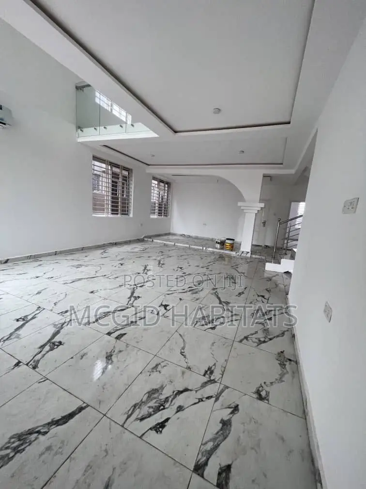4bdrm House in Lake Side Estate for rent