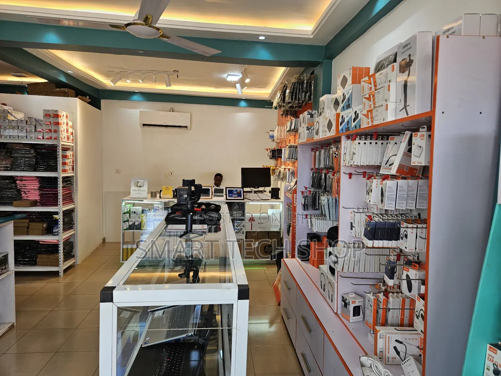 Lady Computer Shop Attendant Needed - Must Strictly Stay Around Adenta