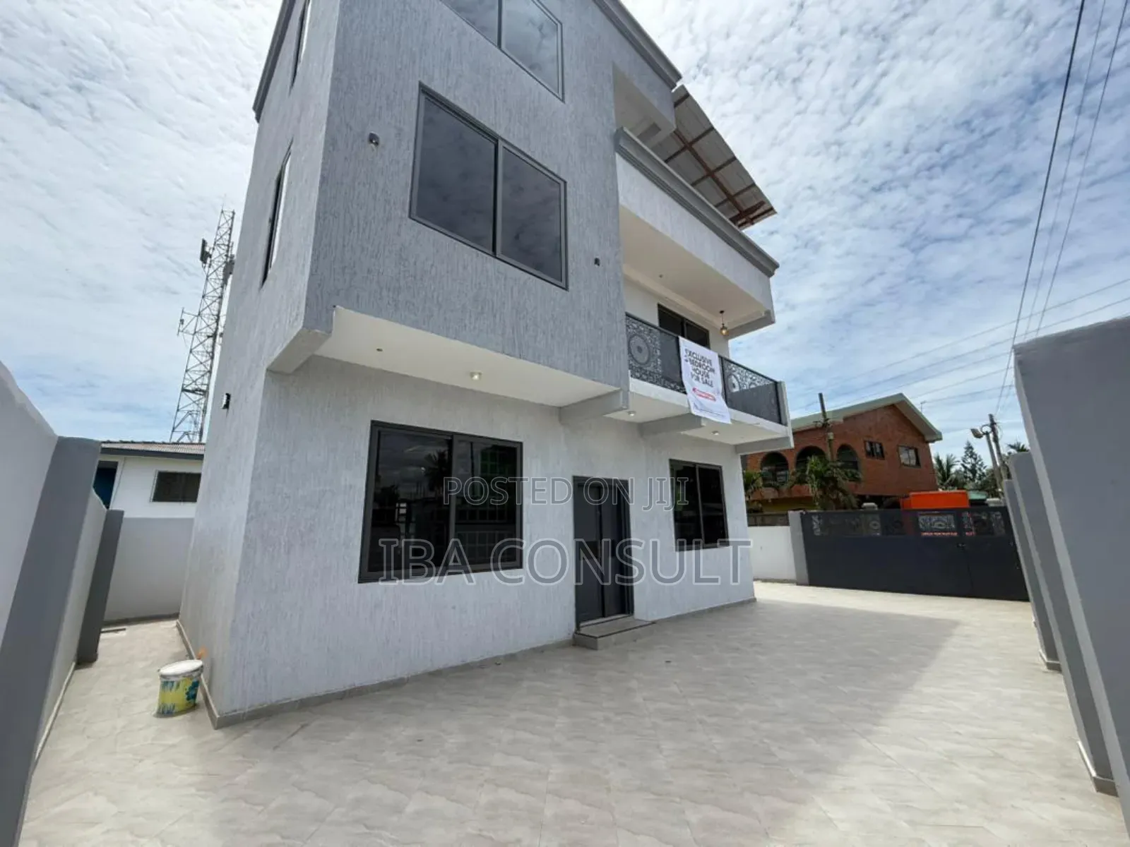 3bdrm House in Labone, Coffee Shop Area for sale
