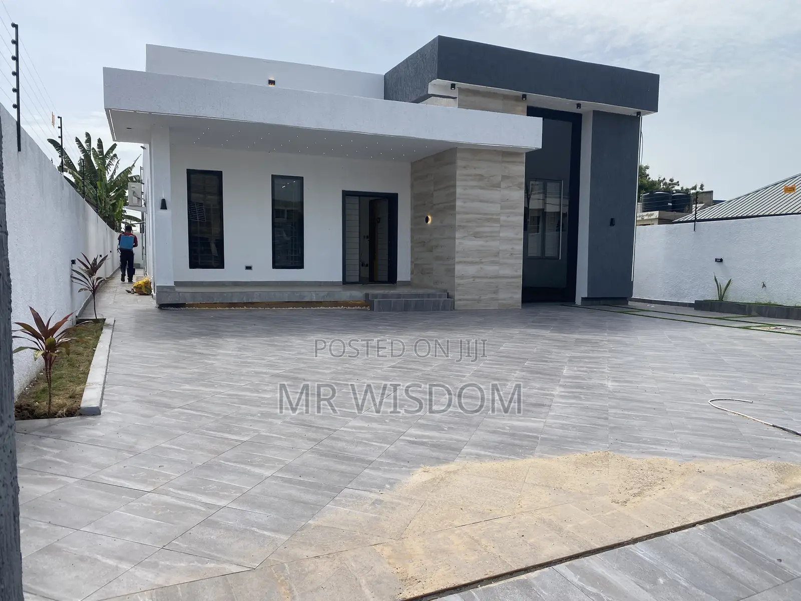 4bdrm Bungalow in Lakeside Estate for sale