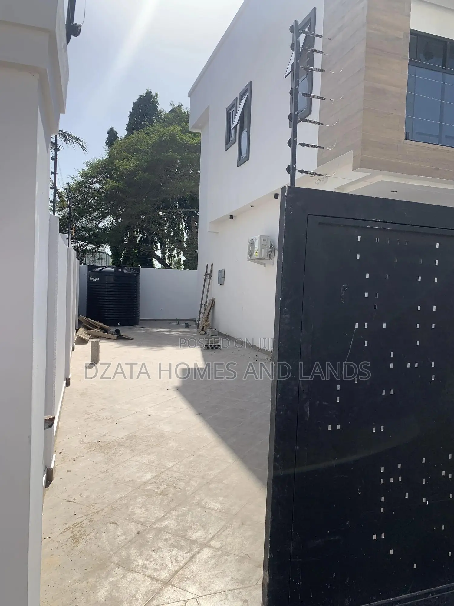 3bdrm Mansion in Batsonna, Spintex for sale