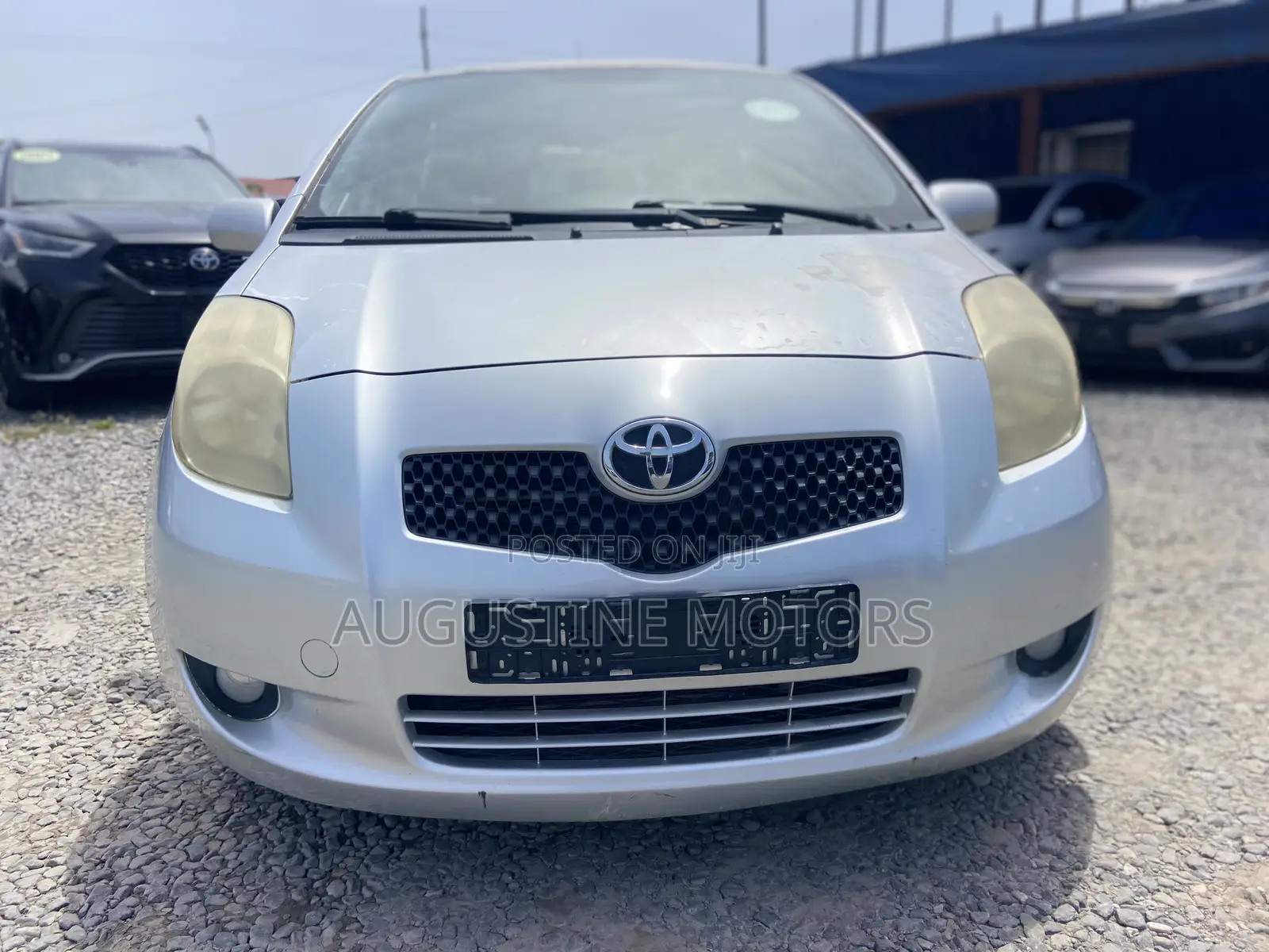 Toyota Yaris Base Hatchback 5dr 2010 Silver