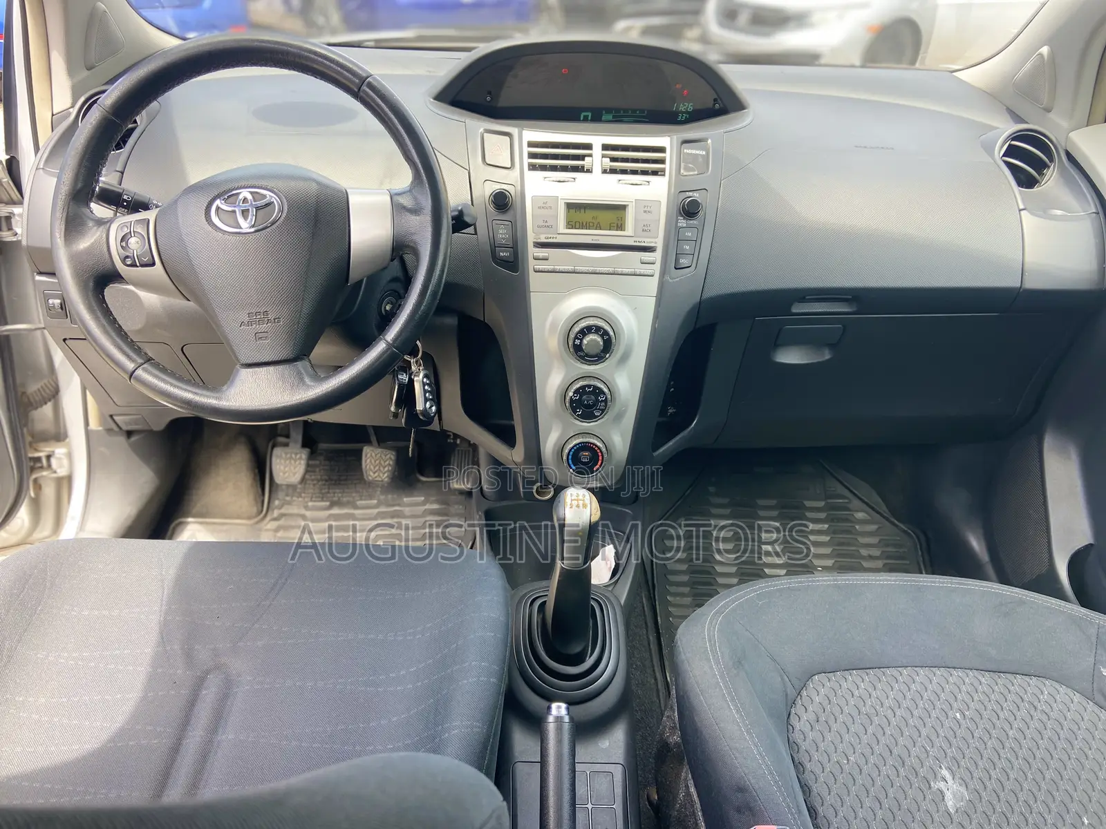 Toyota Yaris Base Hatchback 5dr 2010 Silver