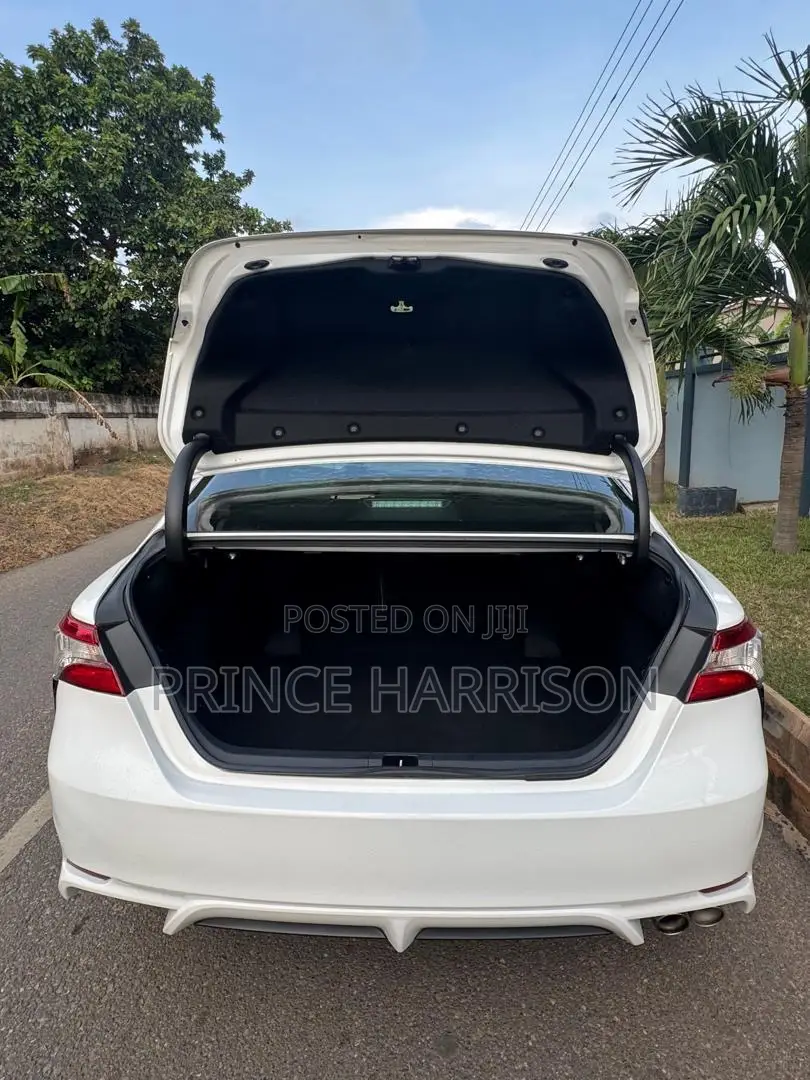 Toyota Camry SE (2.5L 4cyl 8A) 2019 White