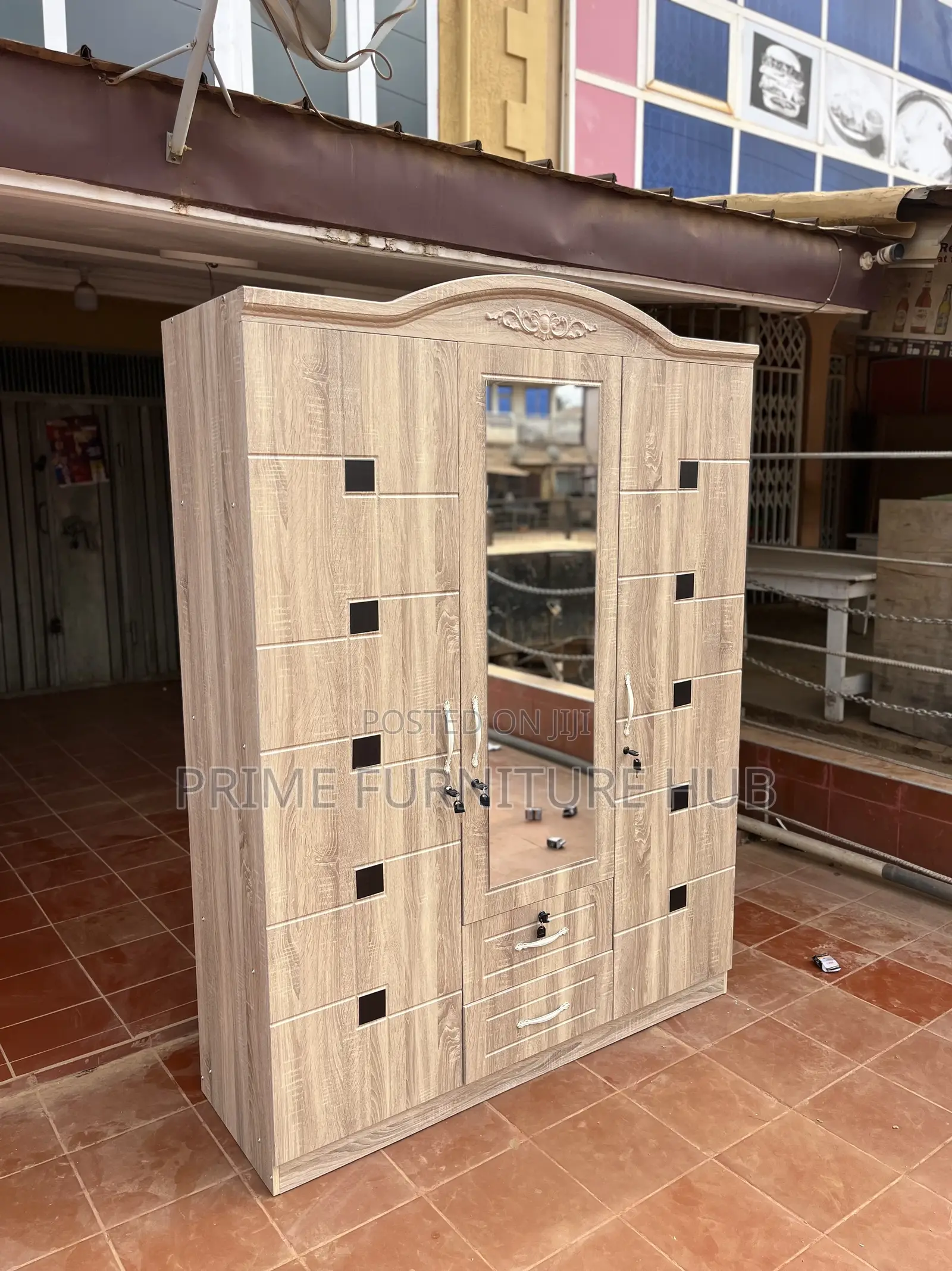 Modern 3-Door Wardrobe With Mirror