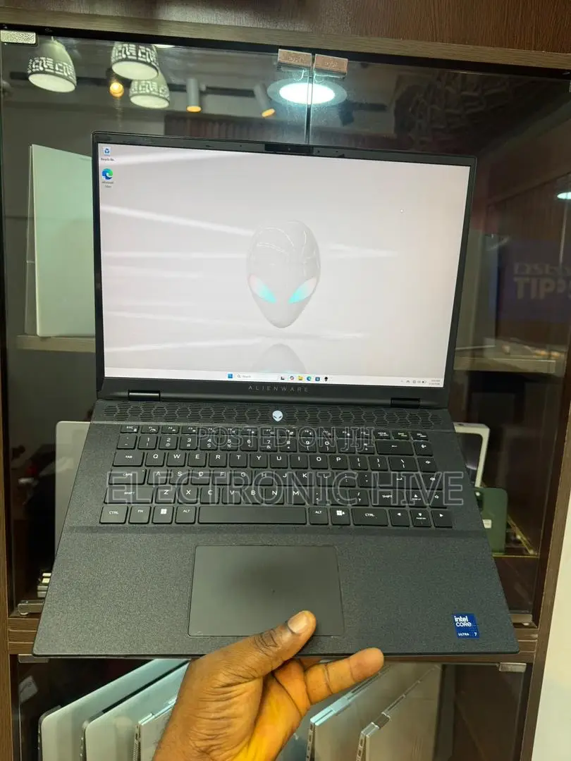 Laptop Dell Alienware M16 R2 32GB Intel Core Ultra 7 SSD 1T