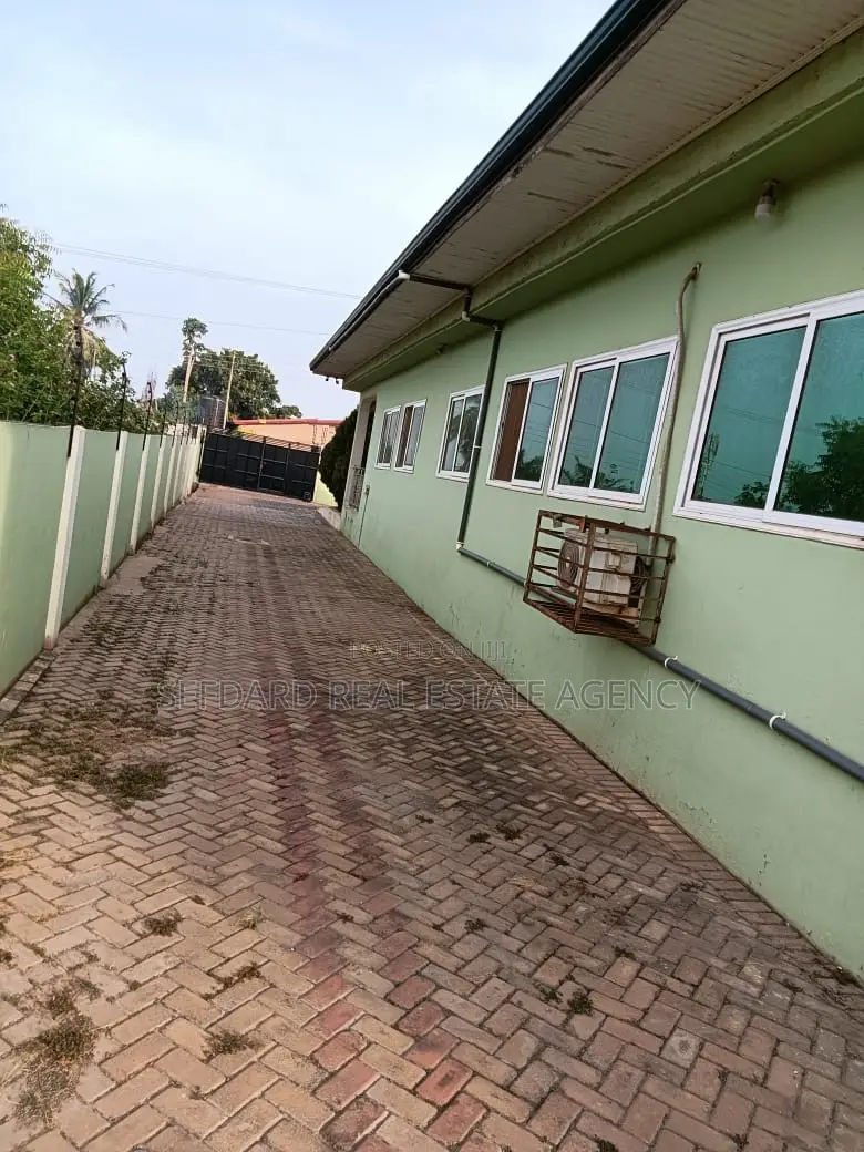 4bdrm House in Sefdard Properties, Ablekuma for rent
