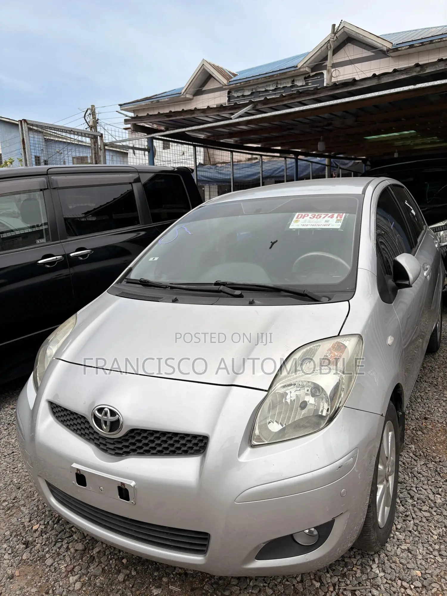 Toyota Yaris Base Hatchback 5dr 2010 Silver