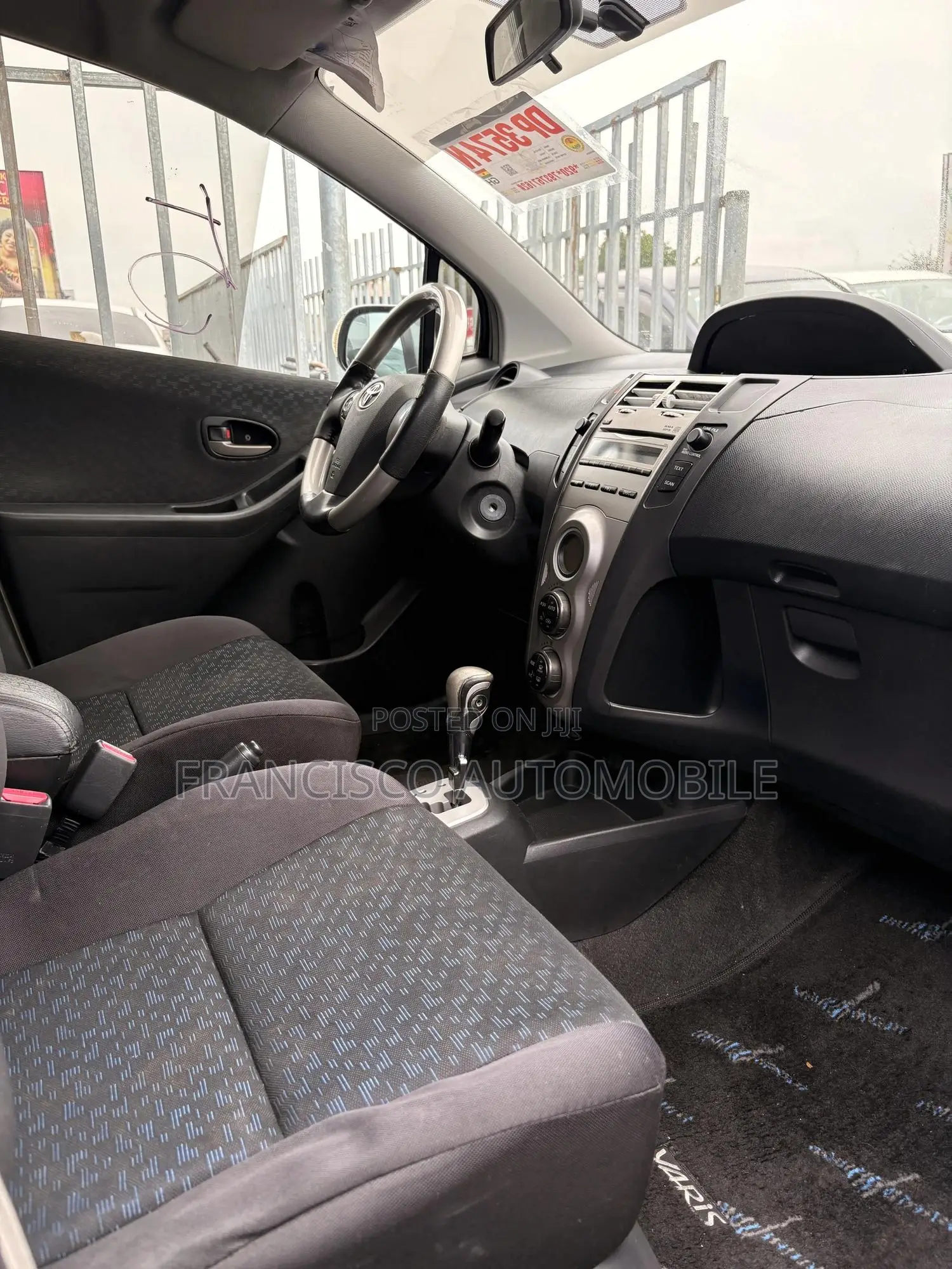 Toyota Yaris Base Hatchback 5dr 2010 Silver