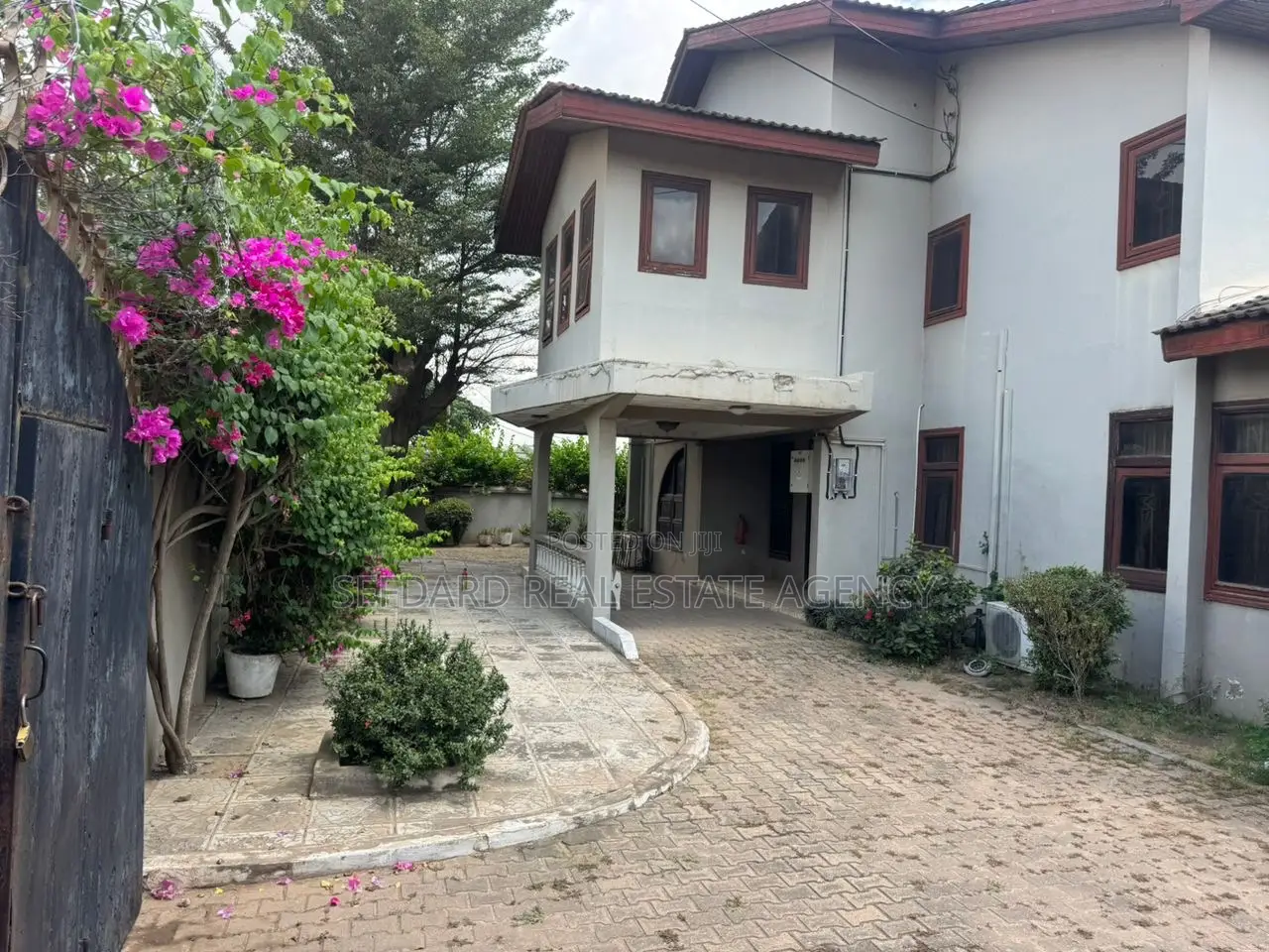 6bdrm House in Sefdard Properties, Achimota for sale