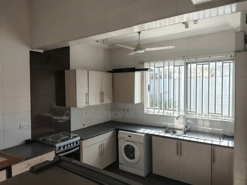 3bdrm House in Osu, Nyaniba Estate for rent