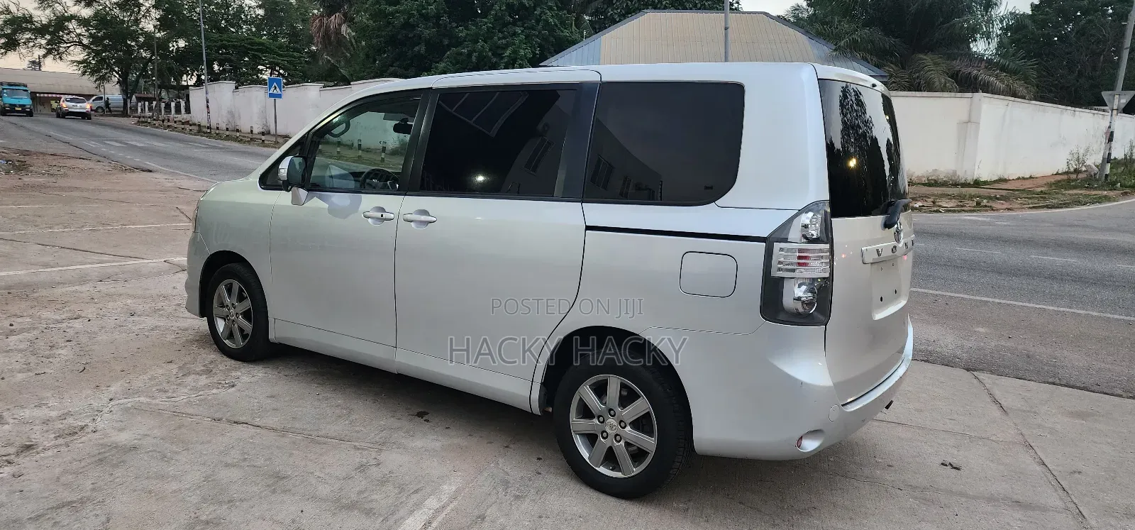 Toyota Voxy 2013 Silver