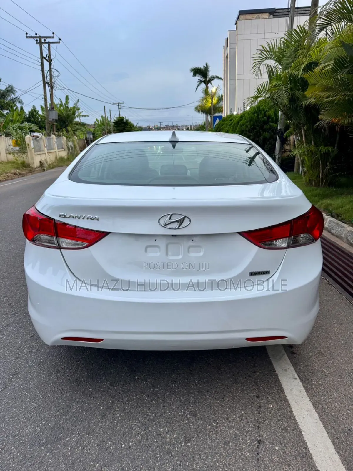 Hyundai Elantra Limited Sedan FWD (1.8L 4cyl 6A) 2013 White