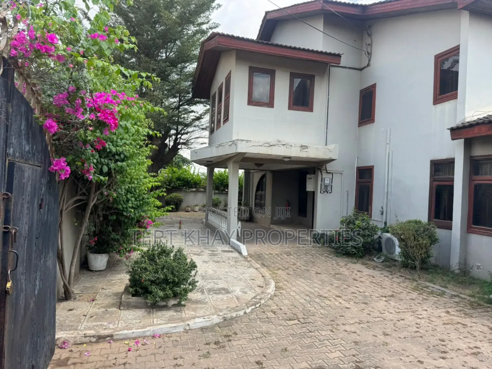 6bdrm House in Achimota for sale