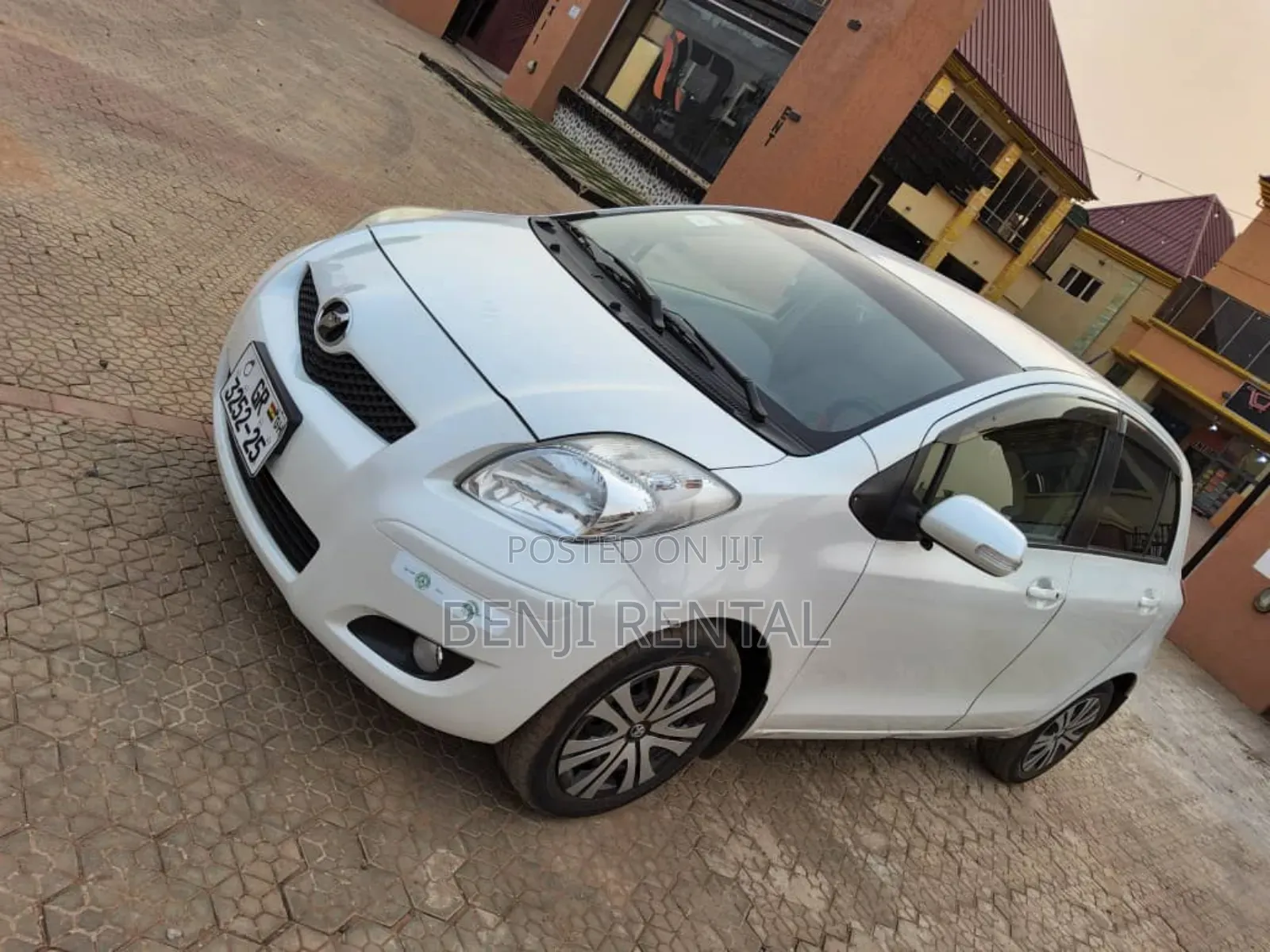 Toyota Vitz 2010 White