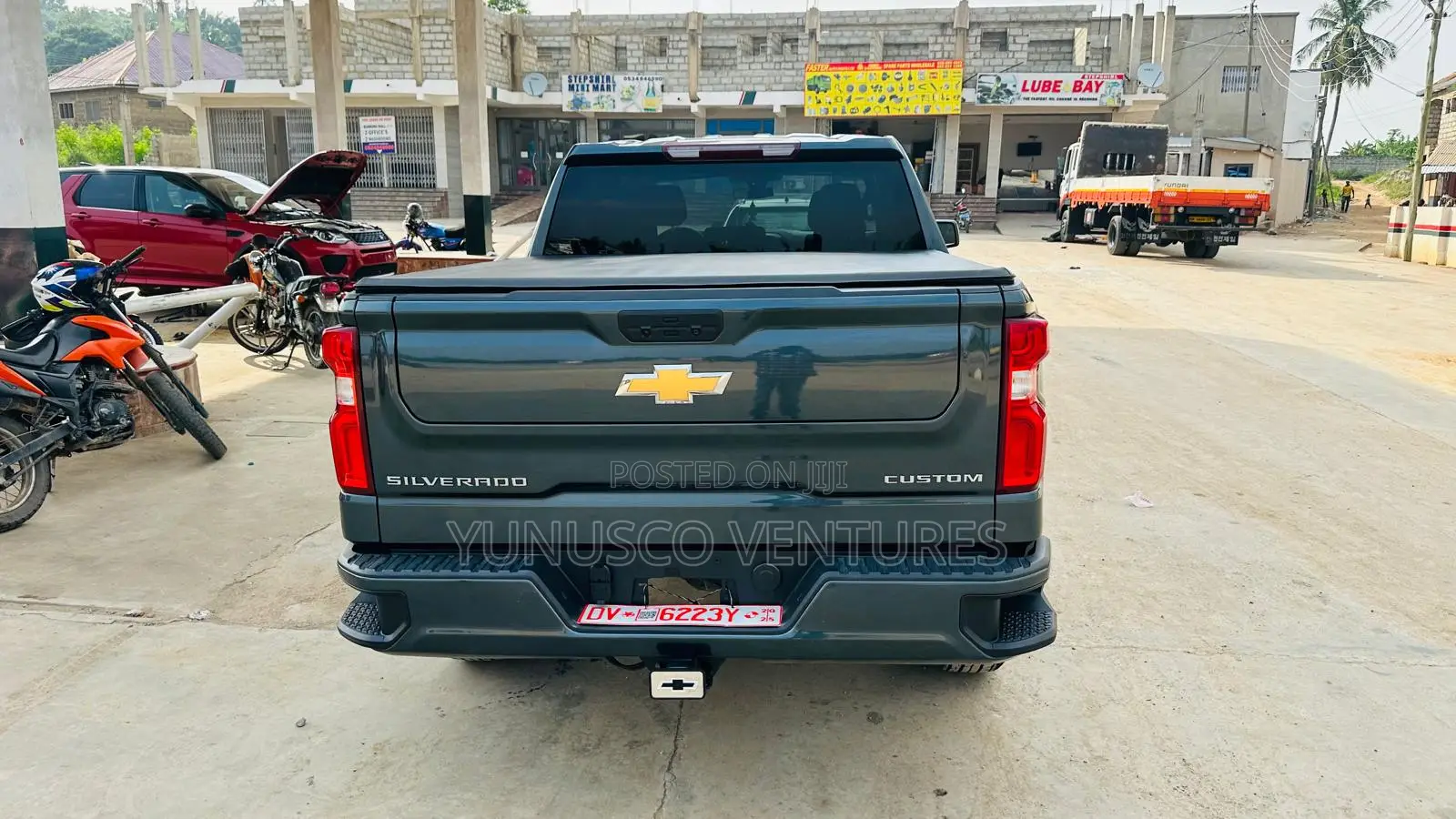 Chevrolet Silverado 2021 Green