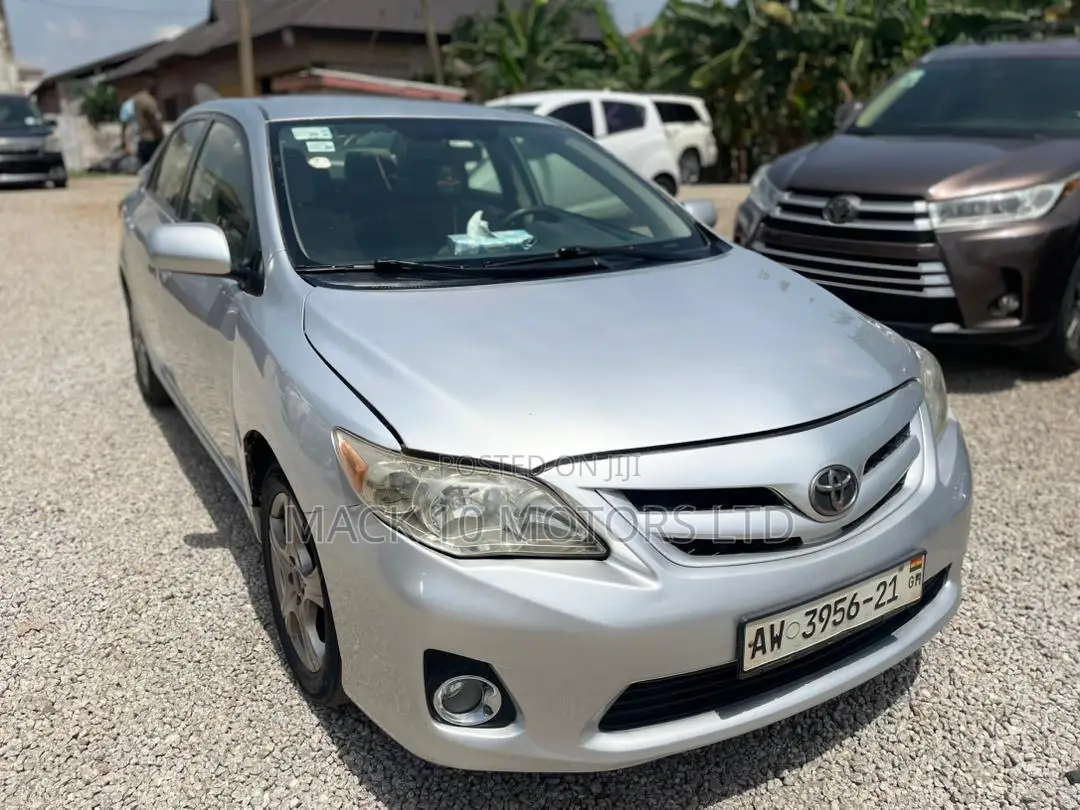 Toyota Corolla LE 4dr Sedan (1.8L 4cyl 4A) 2013 Silver