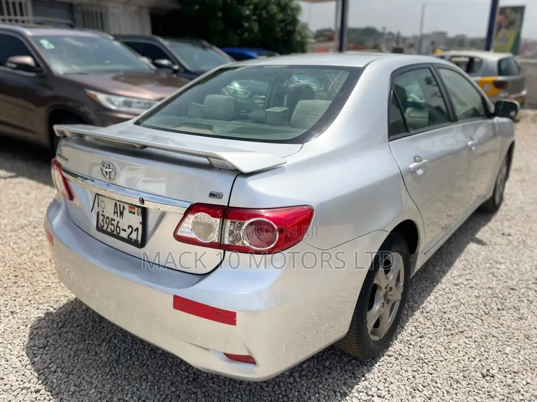 Toyota Corolla LE 4dr Sedan (1.8L 4cyl 4A) 2013 Silver