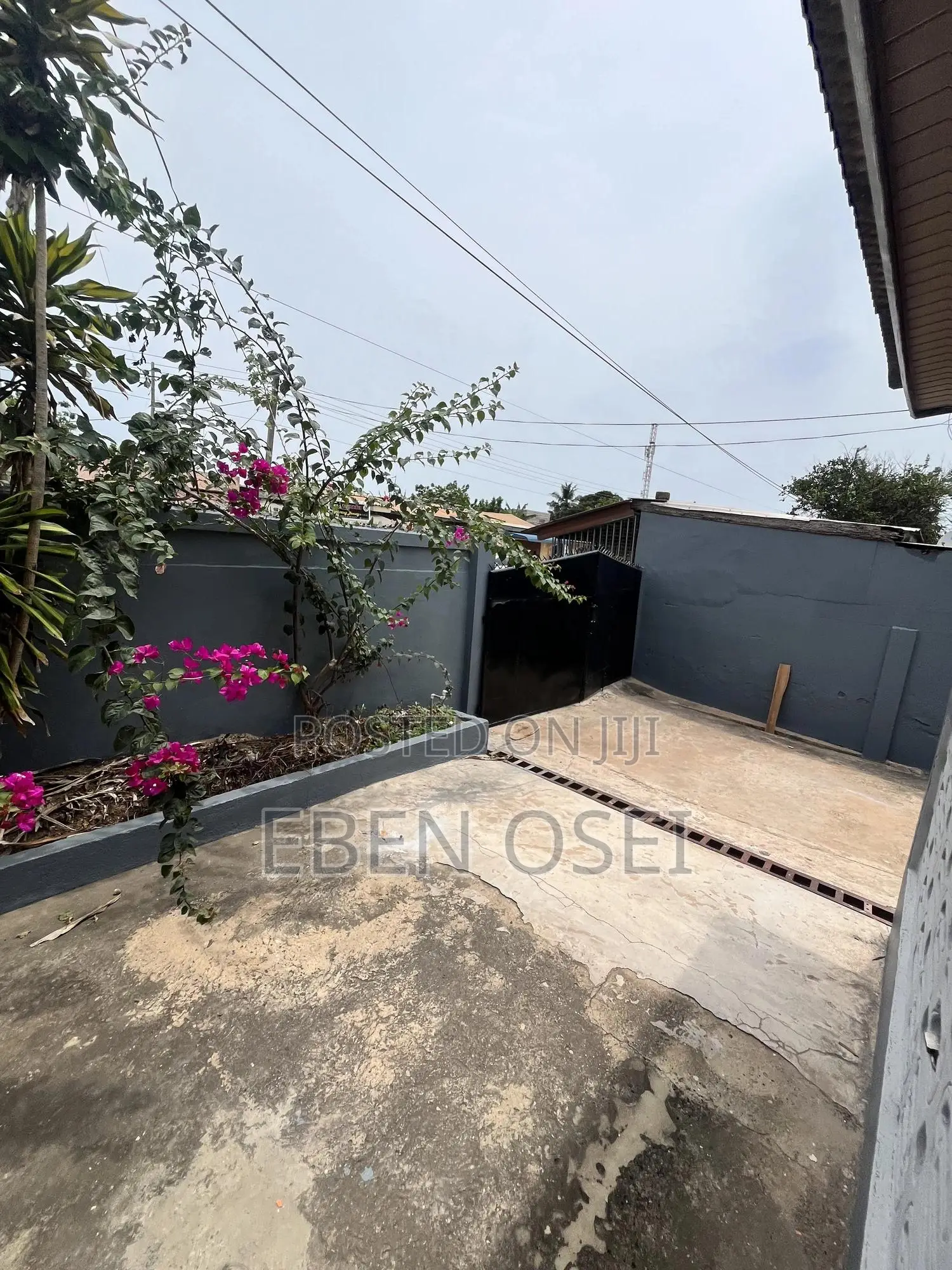 4bdrm Apartment in Dansoman-Karikari for rent
