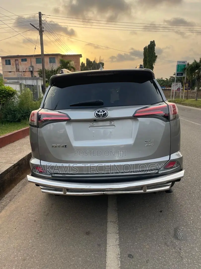 Toyota RAV4 XLE 4dr SUV AWD (2.5L 4cyl 6A) 2018 Silver