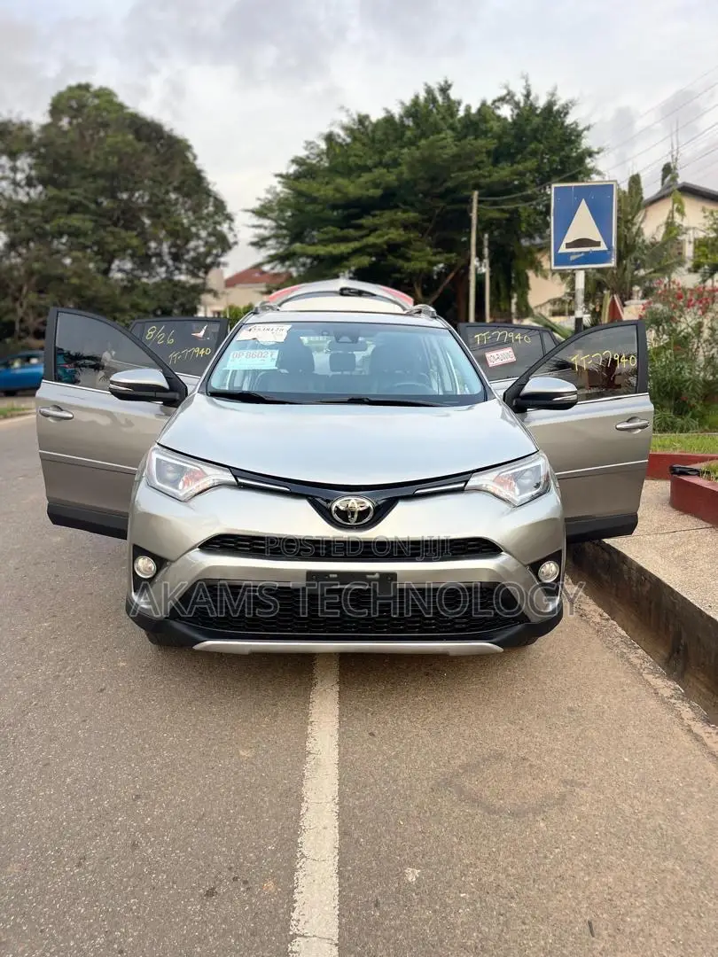 Toyota RAV4 XLE 4dr SUV AWD (2.5L 4cyl 6A) 2018 Silver