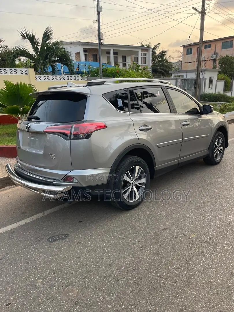 Toyota RAV4 XLE 4dr SUV AWD (2.5L 4cyl 6A) 2018 Silver