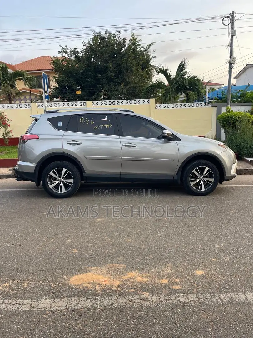 Toyota RAV4 XLE 4dr SUV AWD (2.5L 4cyl 6A) 2018 Silver