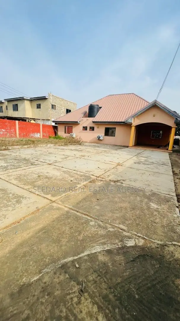 4bdrm House in Sefdard Properties, Amasaman for sale