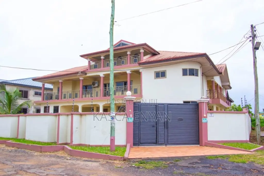 8bdrm House in Takoradi for sale