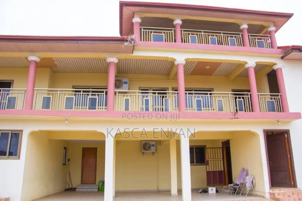 8bdrm House in Takoradi for sale