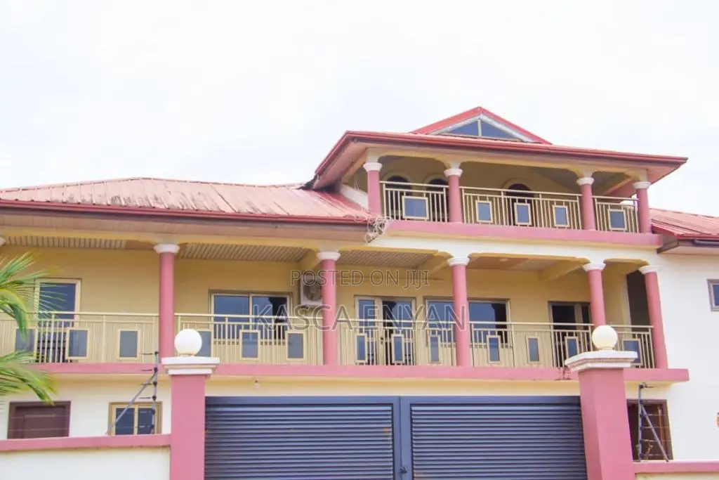 8bdrm House in Takoradi for sale