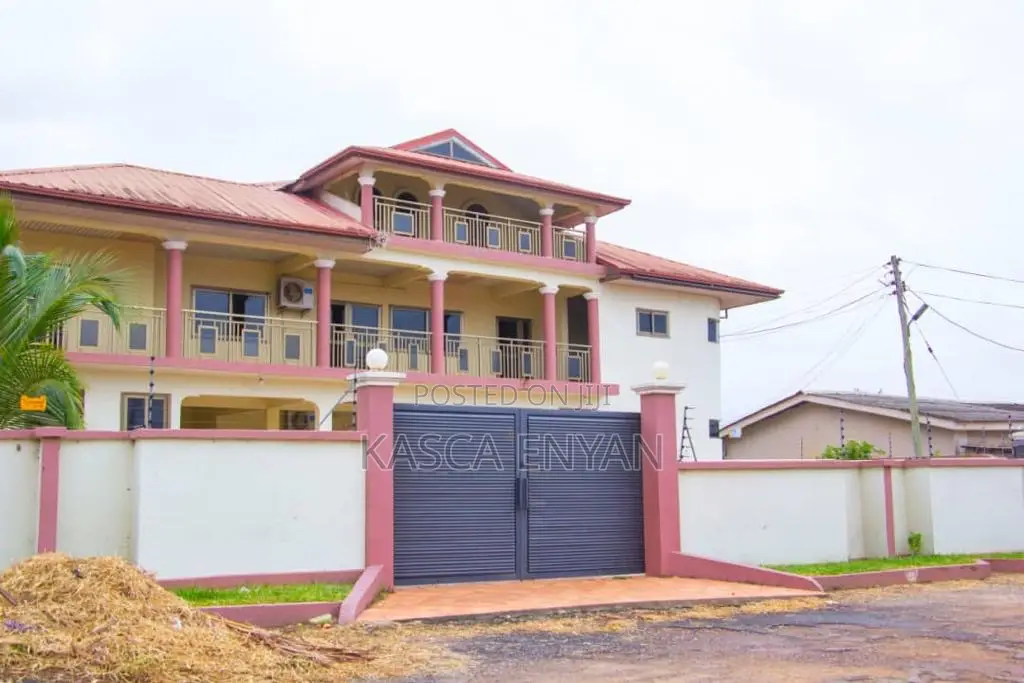 8bdrm House in Takoradi for sale