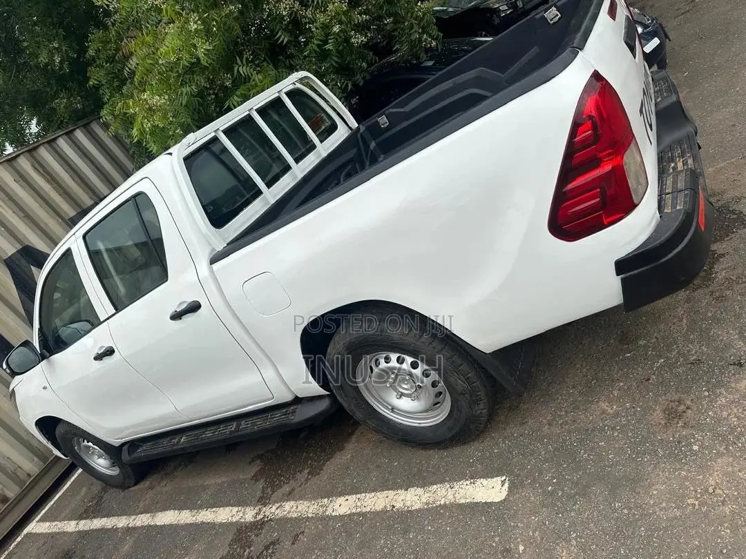 Toyota Hilux SR 4x4 2017 White