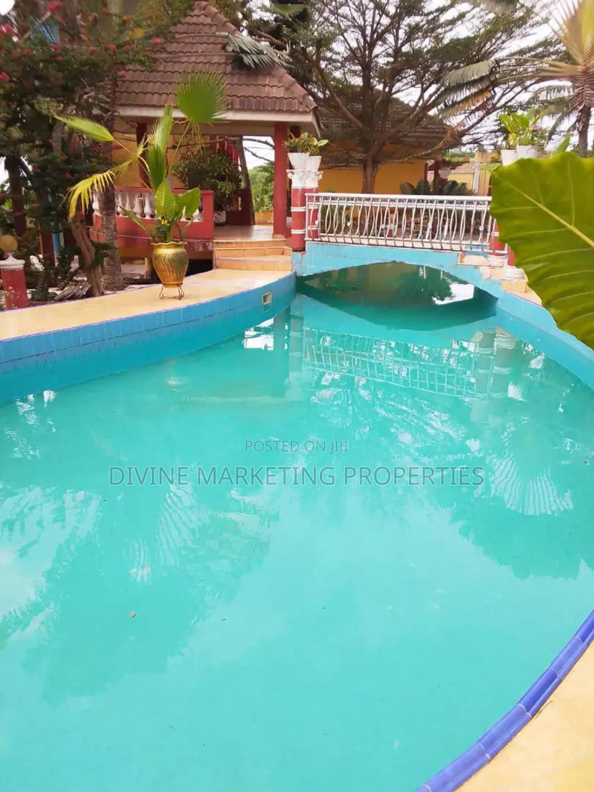 10bdrm House in In Between Kwabenya, Ga East Municipal for sale
