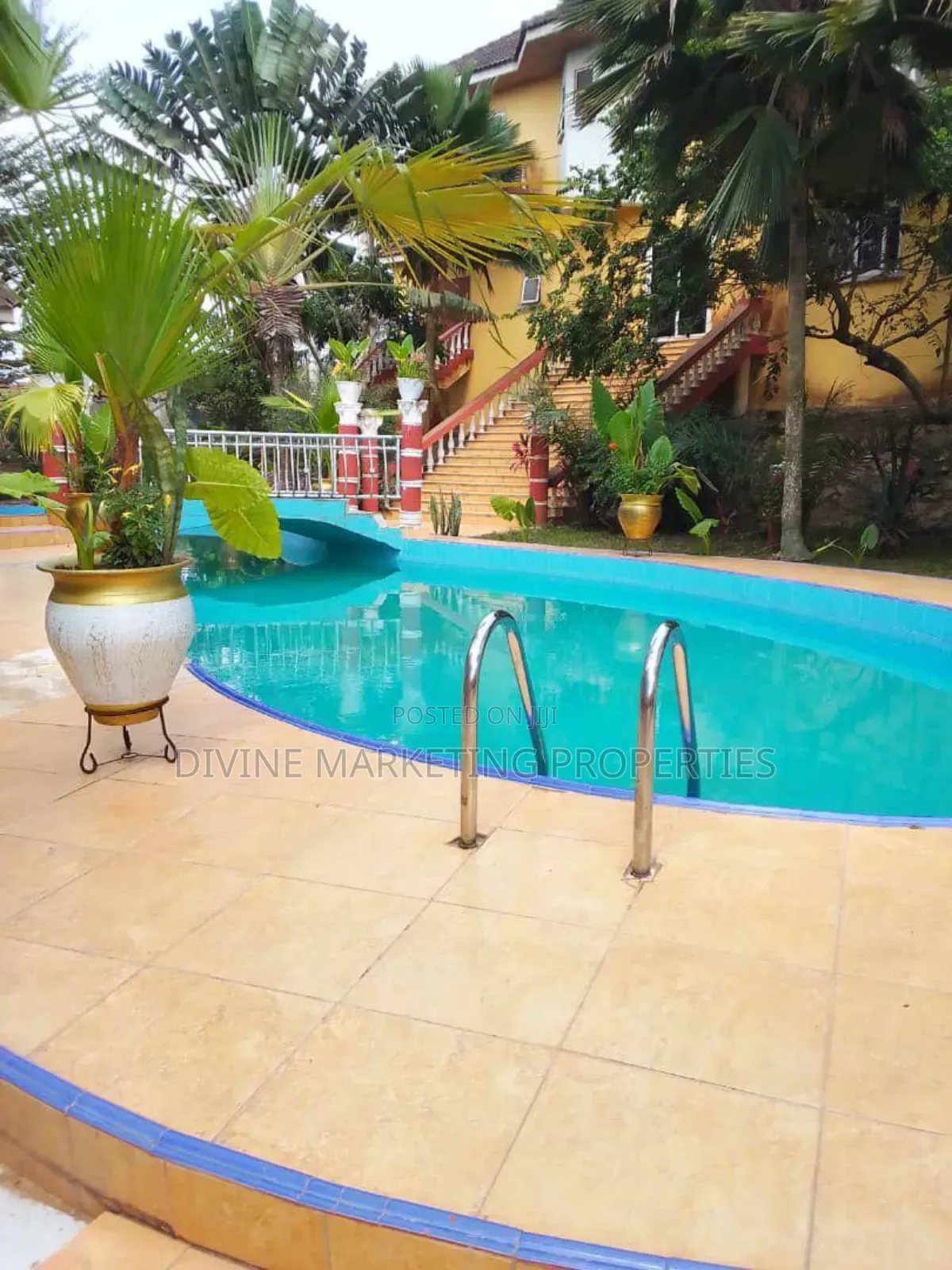 10bdrm House in In Between Kwabenya, Ga East Municipal for sale