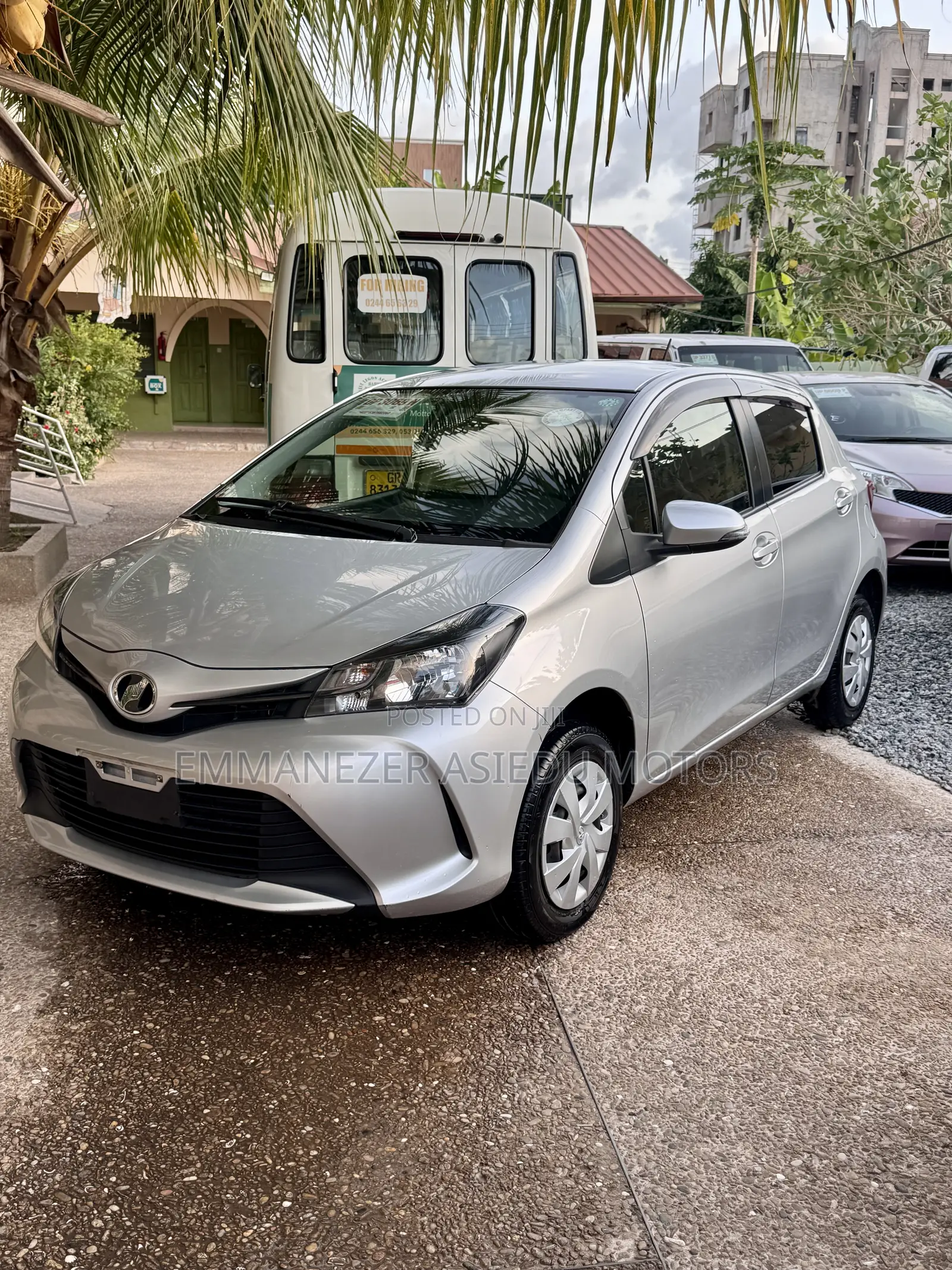 Toyota Vitz 1.3 AWD 5dr 2015 Silver