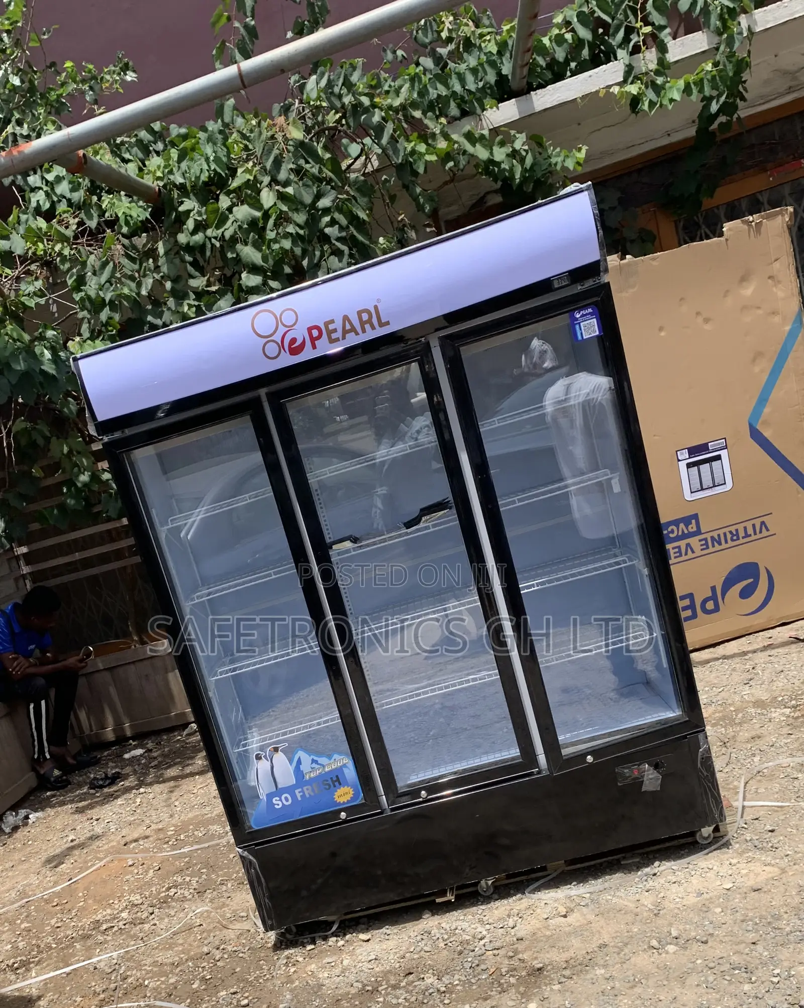 Valuable New Lockable PVC-150 Three Doors 950 Liters Pearl Display