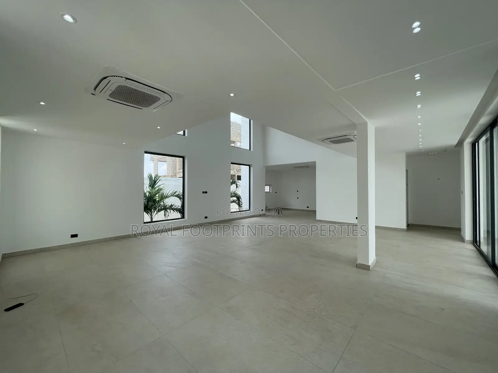 6bdrm Mansion in Royal Footprints, Oyarifa Mall Area for sale