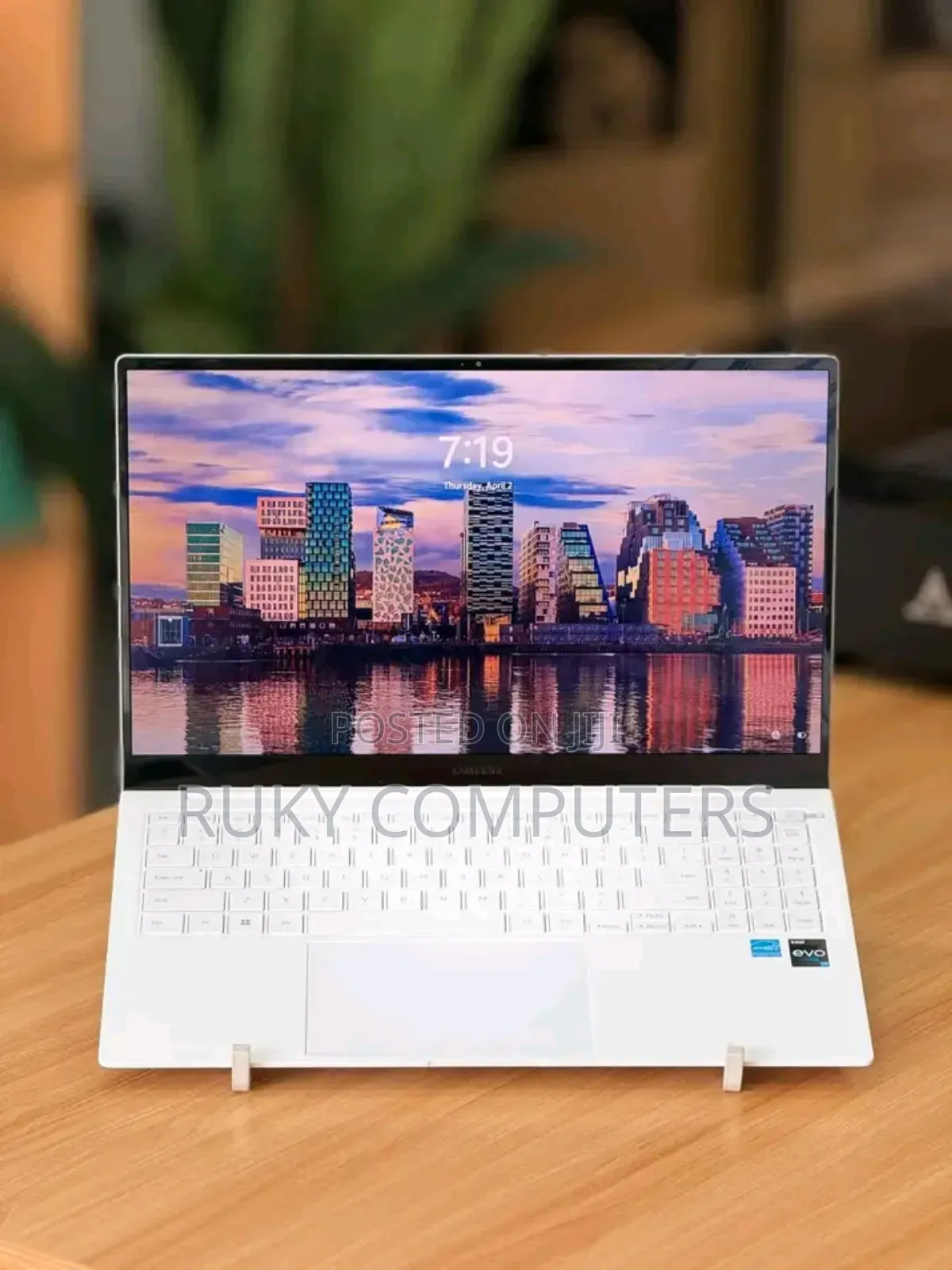 New Laptop Samsung Galaxy Book4 Pro 16GB Intel Core i7 SSD 512GB