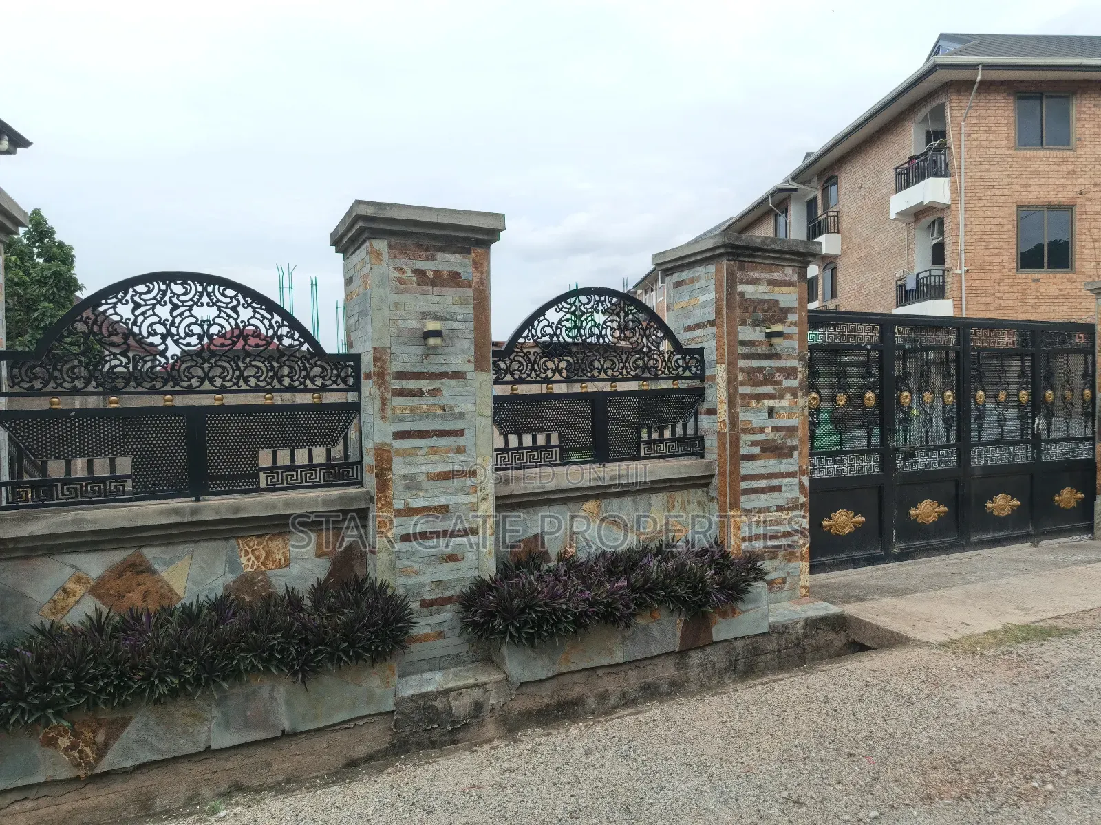 8bdrm House in Asokore Mampong, Kumasi Metropolitan for sale